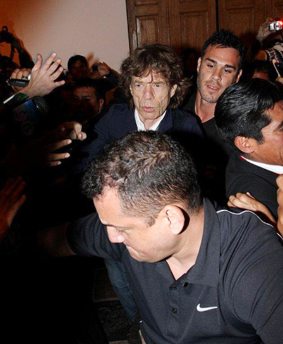 Mick Jagger viaja para Cuzco com seu filho, Lucas. 