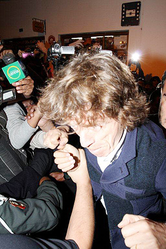 Mick Jagger viaja para Cuzco com seu filho, Lucas. 