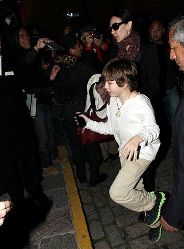 Mick Jagger viaja para Cuzco com seu filho, Lucas. 