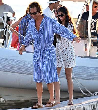 Matthew McConaughey se diverte com Camila Alves em set de filmagem