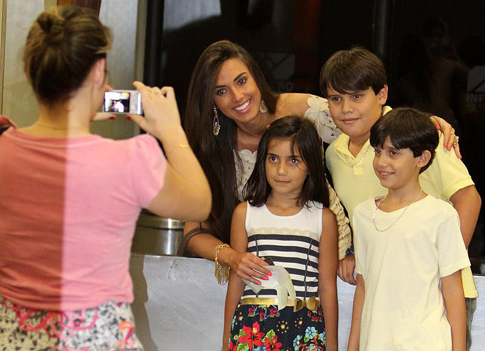 Nicole Bahls é assediada por fãs em aeroporto no Rio