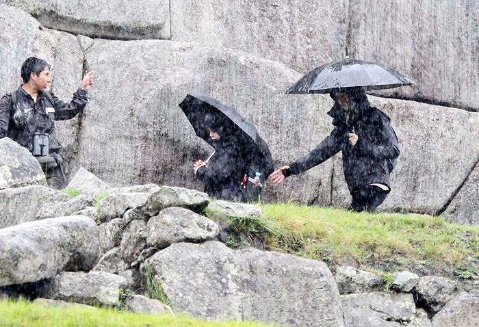 Lucas estava bem protegido da chuva. 