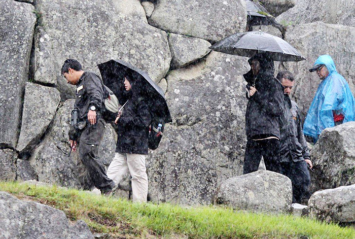 Mick Jagger e o filho Lucas enfrentam frio e chuva em Machu Picchu.