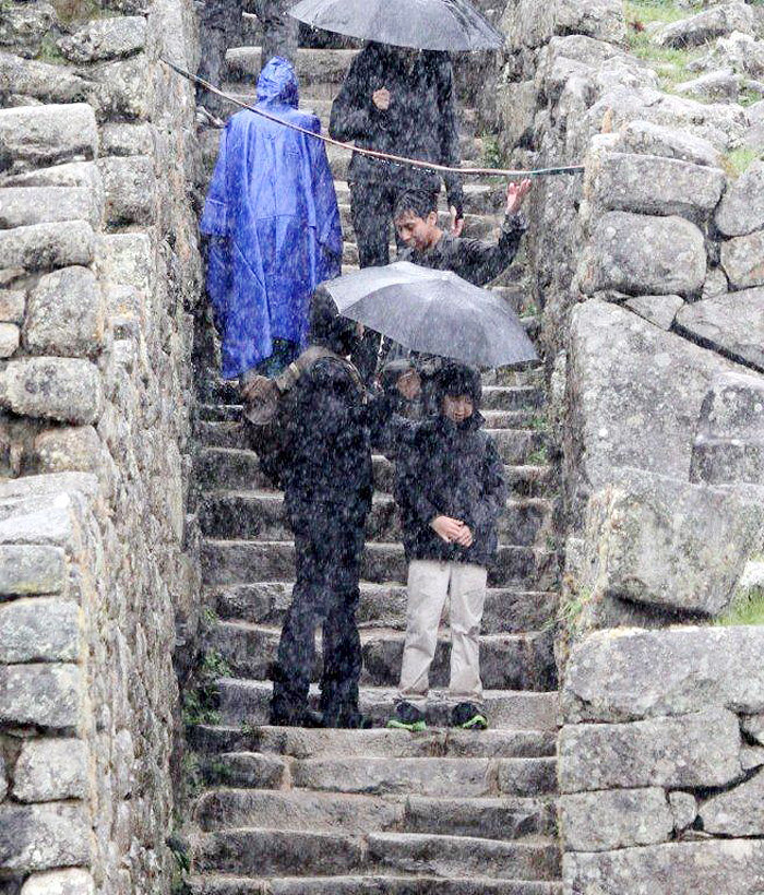 Lucas contou com a ajuda de uma moça para se proteger da chuva. 