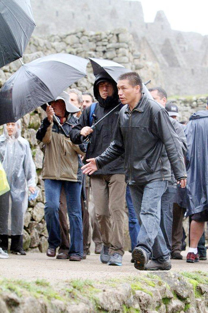 Mick Jagger também usou capa e guarda-chuva.
