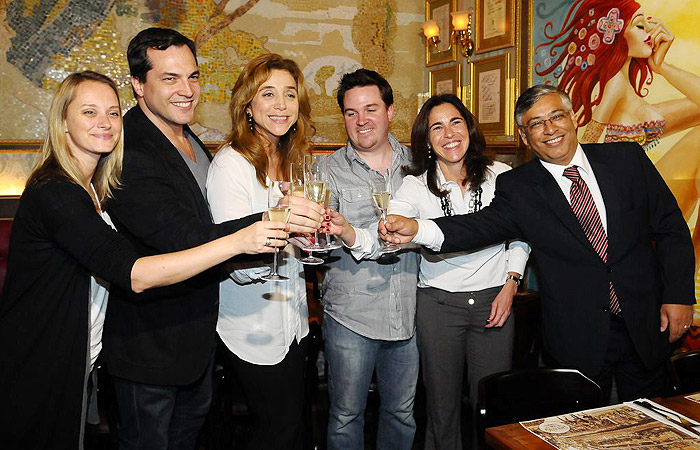 Daniel Boaventura e Marisa Orth no musical A Família Addams