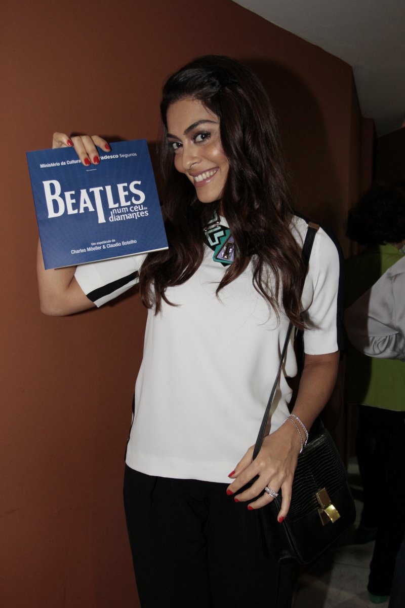 Juliana Paes mostra o programa do espetáculo Beatles