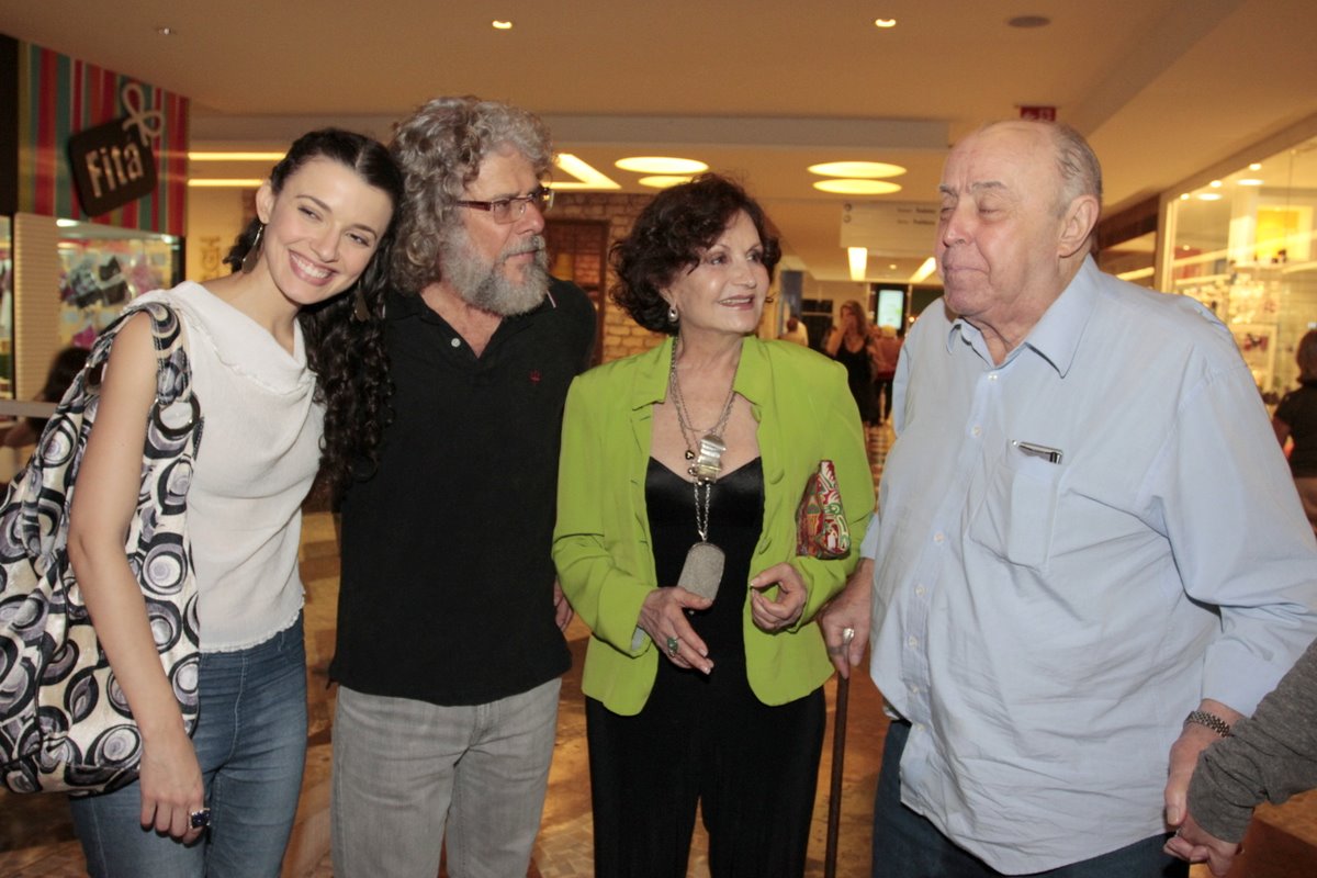 Julia com o pai José Mayer e o casal Rosamaria Murtinho e Mauro Mendonça 