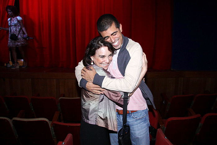 A atriz deu um abraço carinhoso no comediante