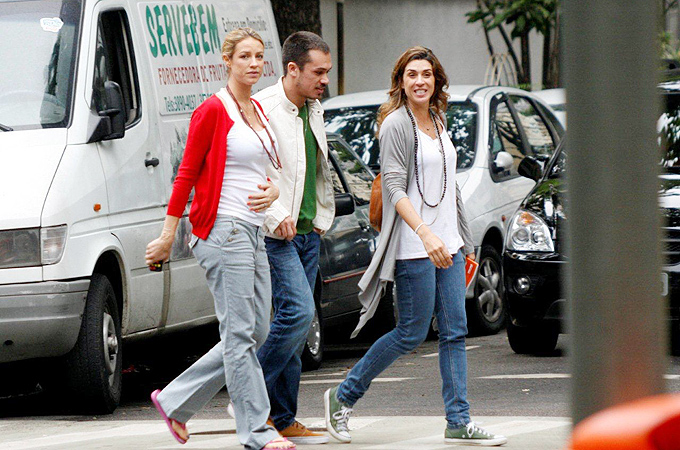 Luana Piovani passeia com amigos em tarde fria no Rio de Janeiro - Ag.News