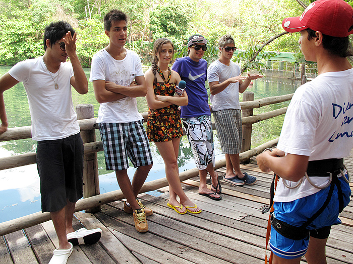 Restart ouve a instrução do especialista em rappel antes de descer a cachoeira