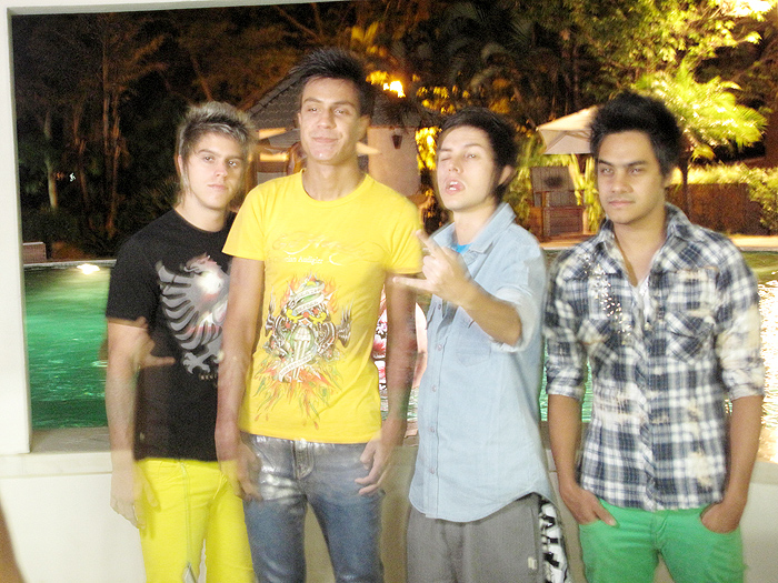 Os meninos do Restart antes do show em Goiás