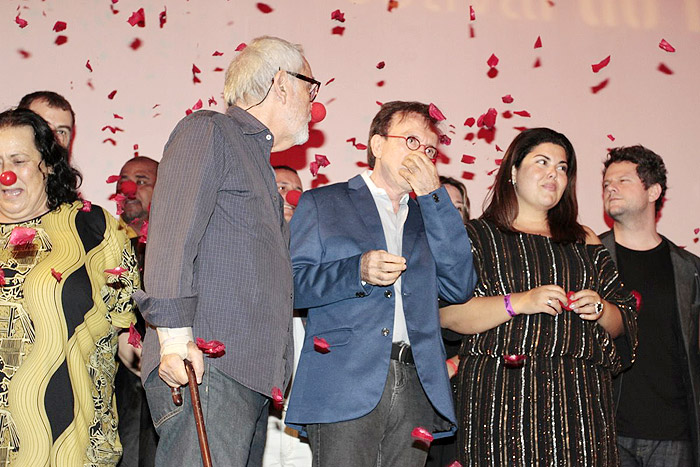 Moacyr Franco e Paulo José colocam nariz de palhaço em homenagem ao filme