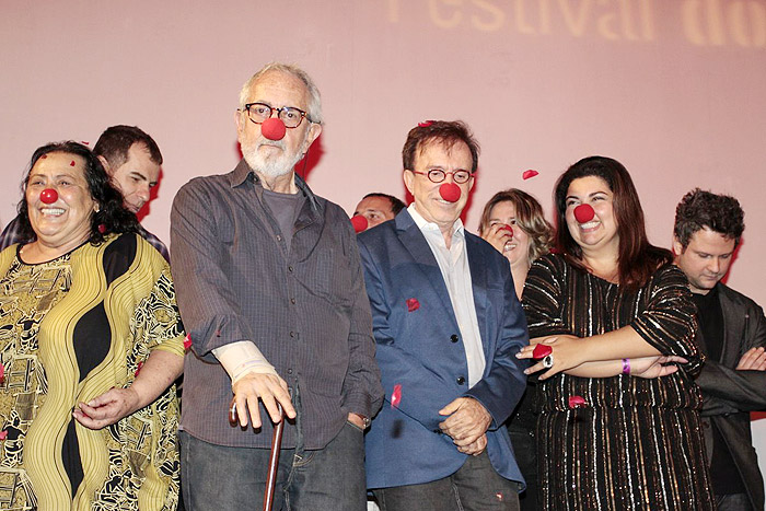 Moacyr Franco, Fabiana Karla e Paulo José colocam nariz de palhaço em homenagem ao filme