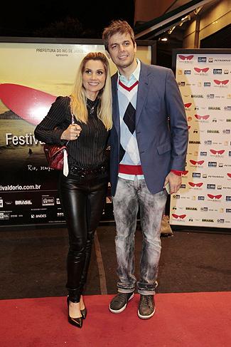Otaviano Costa e Flávia Alessandra marcaram presença na estreia do filme de Lázaro Ramos