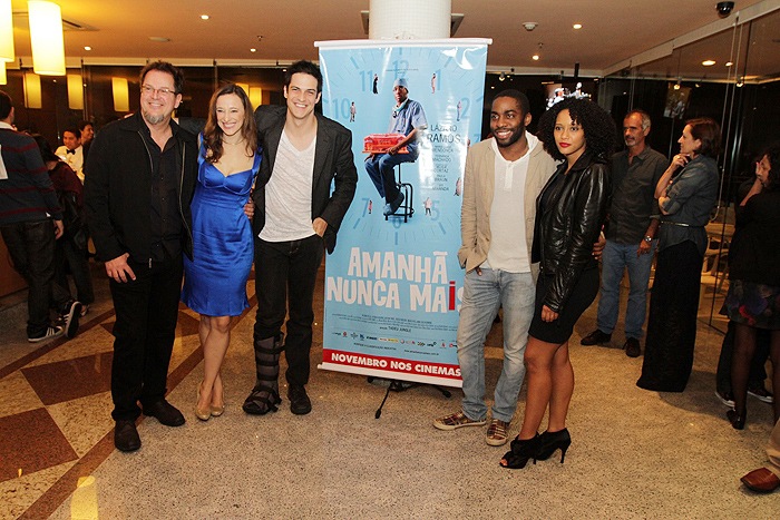 Lázaro Ramos, Taís Araújo, Paula Braun e Mateus Solano posam para foto ao lado de pôster do filme
