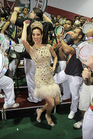 Ana Furtado fez bonito no dia de sua coroação como rainha da bateria da escola de Caxias