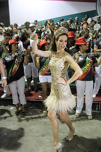 A atriz esbanjou estilo e elegância à frente da bateria