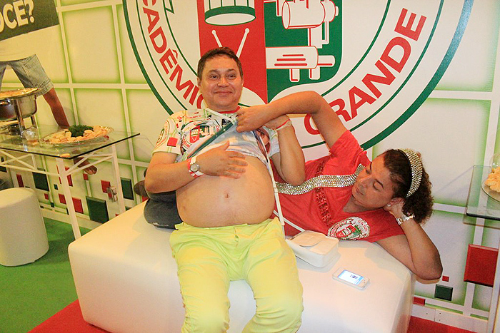 David Brazil faz brincadeira com barriga do amigo