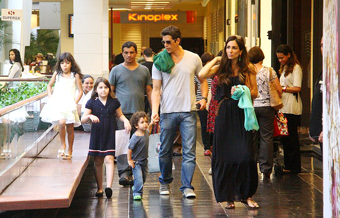 Márcio Garcia leva família para passear em shopping - Ag.News