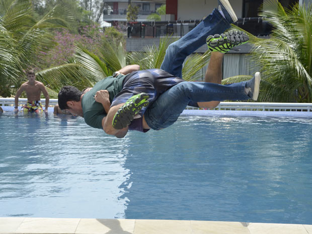 Wallace agride Quinzé e desmaia na piscina durante a briga, em Fina Estampa