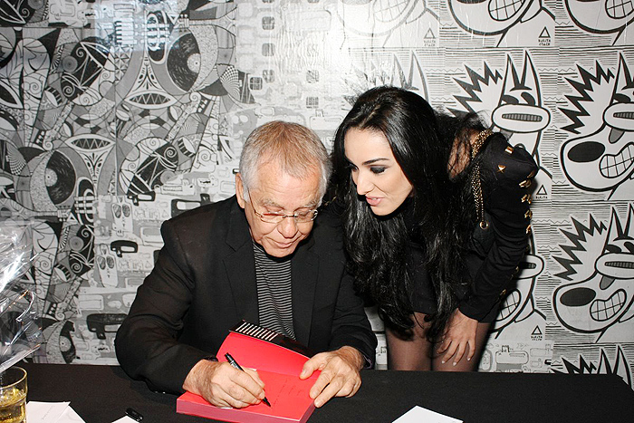 Nelson autografou o livro de Marina Elali. 