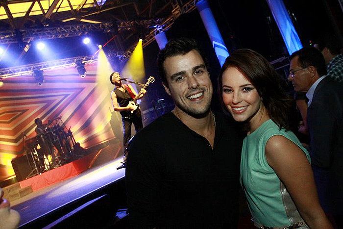 Paola Oliveira e Joaquim Lopes curtem show de Lulu Santos!