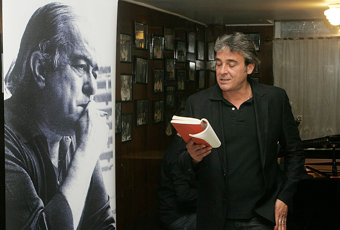 Alexandre Borges recita poema de Fernando Pessoa, ao lado da foto de Vinícius de Moraes