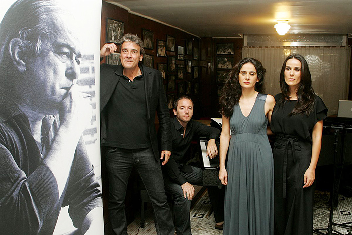 Alexandre Borges, o pianista João Vasco, Mariana de Moraes e a cantora Sofia Vitoria posam para os fotógrafos