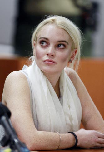 Lindsay Lohan sai algemada do tribunal, em Los Angeles.Confira as fotos!