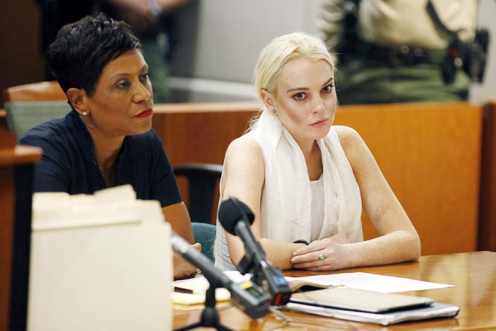 Lindsay Lohan sai algemada do tribunal, em Los Angeles.Confira as fotos!