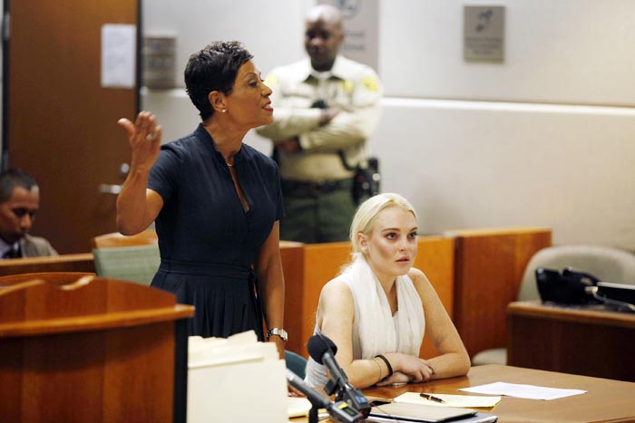 Lindsay Lohan sai algemada do tribunal, em Los Angeles.Confira as fotos!