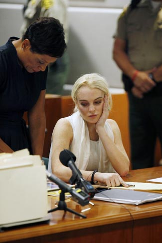 Lindsay Lohan sai algemada do tribunal, em Los Angeles.Confira as fotos!