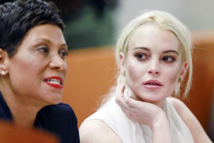 Lindsay Lohan sai algemada do tribunal, em Los Angeles.Confira as fotos!