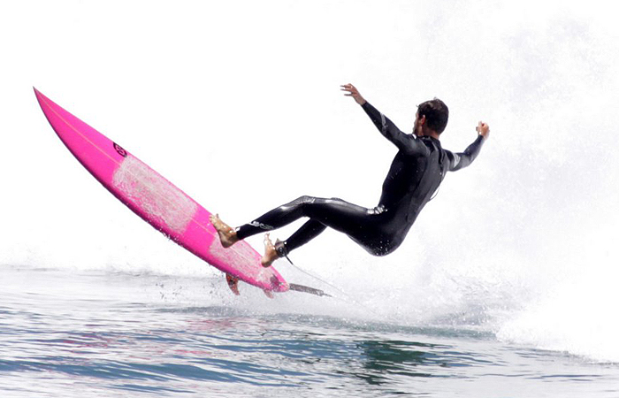 Cauã Reymond toma caldo durante surfe