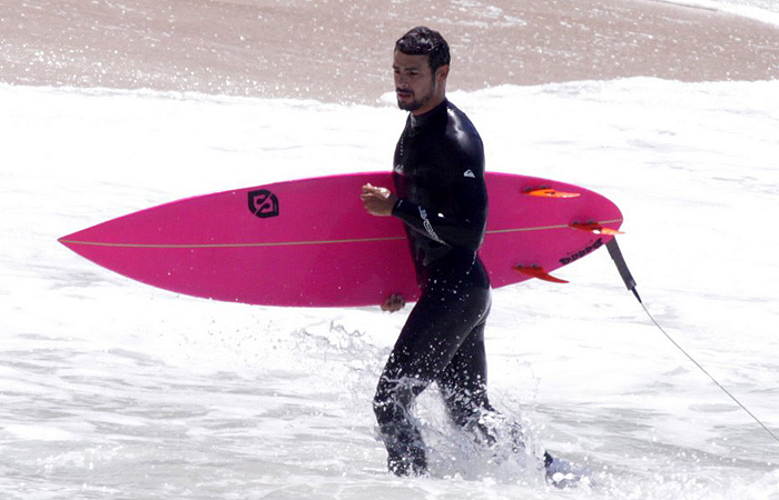 Cauã Reymond toma caldo durante surfe