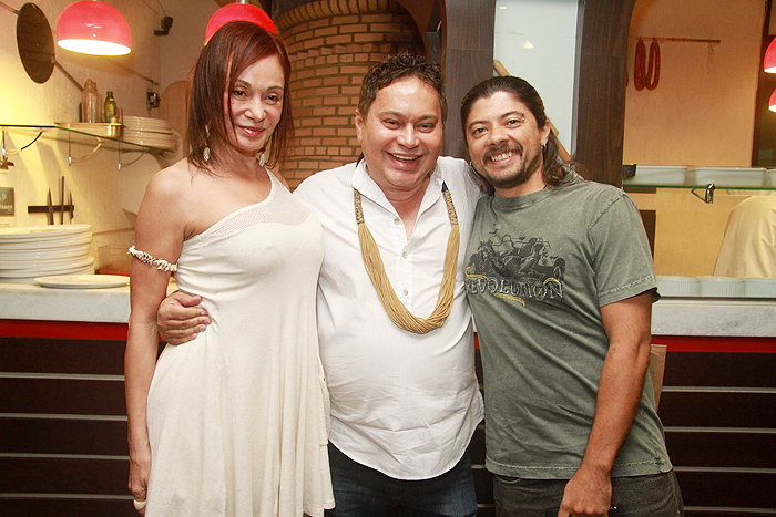 Aniversário de Glaycon Muniz levou várias celebridades à pizzaria na zona oeste carioca