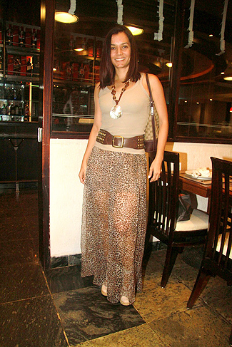 Mônica Carvalho toda elegante em pizzaria carioca, no aniversário de Glaycon Muniz