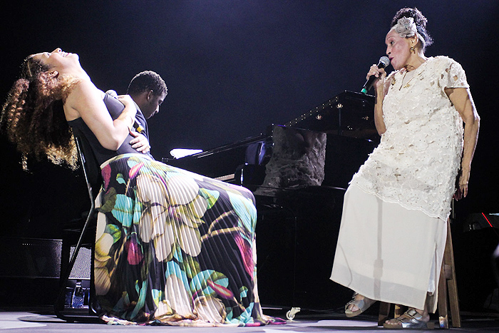 Vanessa da Mata canta com diva da música cubana.