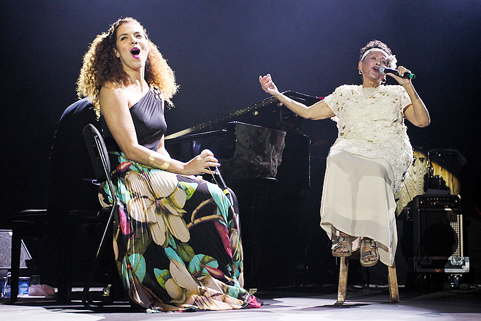 Vanessa da Mata canta com diva da música cubana.