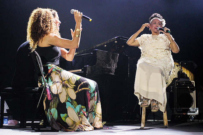 Vanessa da Mata canta com diva da música cubana.