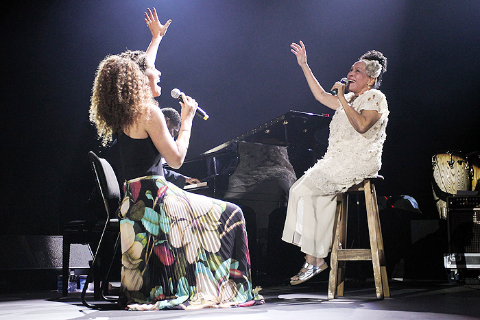 Vanessa da Mata canta com diva da música cubana.