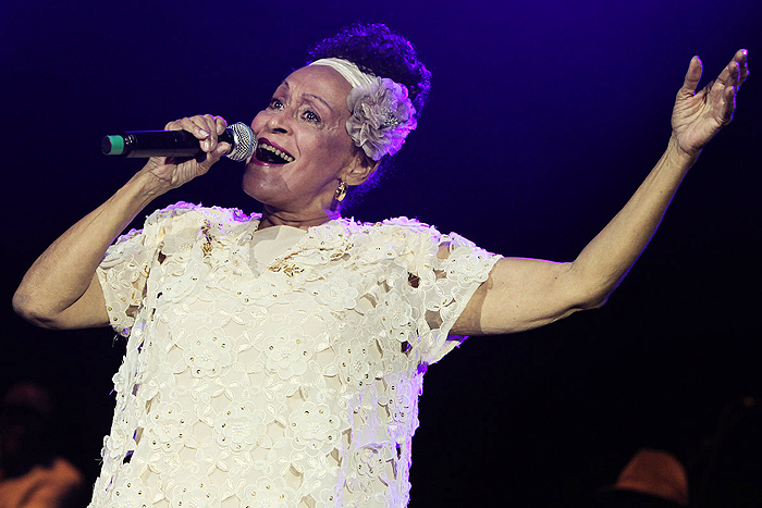 Vanessa da Mata canta com diva da música cubana.