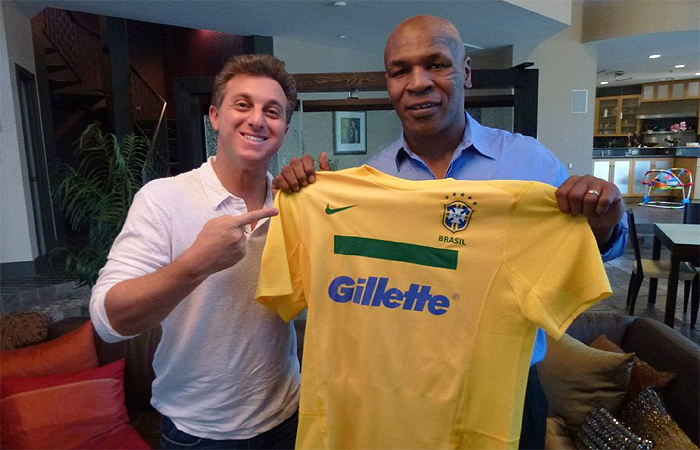 Luciano Huck é nocauteado por Mike Tyson 