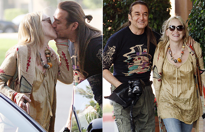 Sharon Stone beija homem misterioso em passeio em Beverly Hills