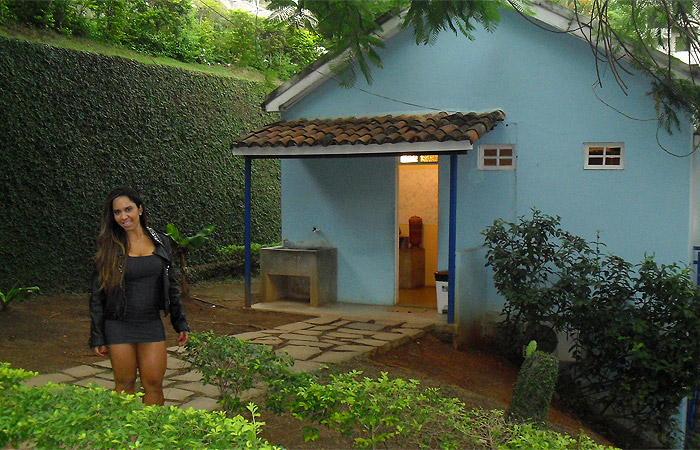 Mulher Melão visita casa onde Roberto Carlos morou