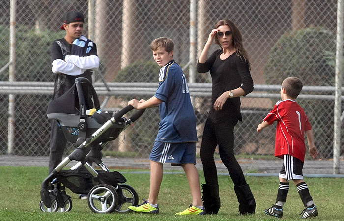 David e Victoria Beckham levam Harper para ver os irmãos jogarem futebol