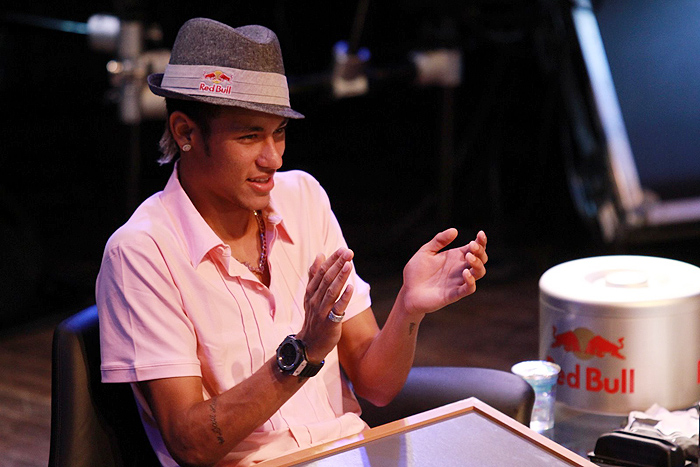 Neymar é jurado de concurso de embaixadinhas.