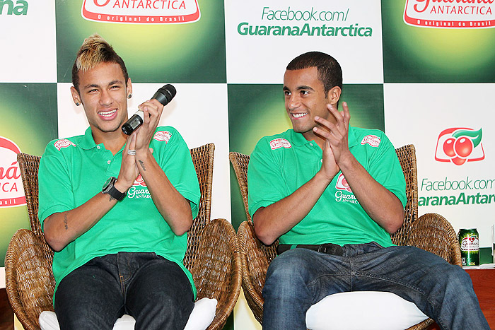 Neymar e Lucas vestiram as camisas do Guaraná Antarctica.
