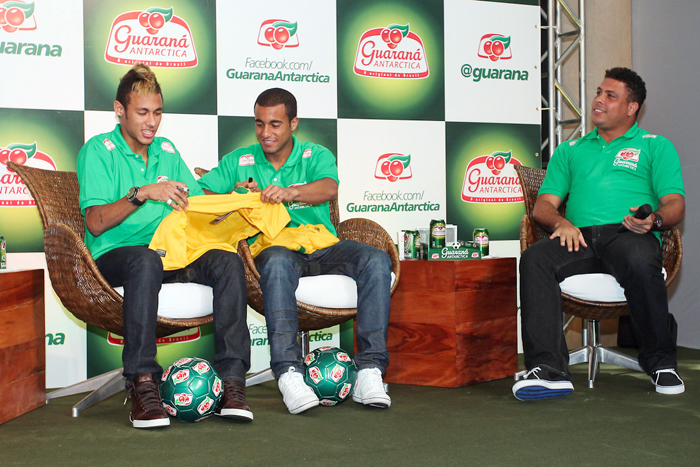 Jogadores autografaram camisas do Brasil. 